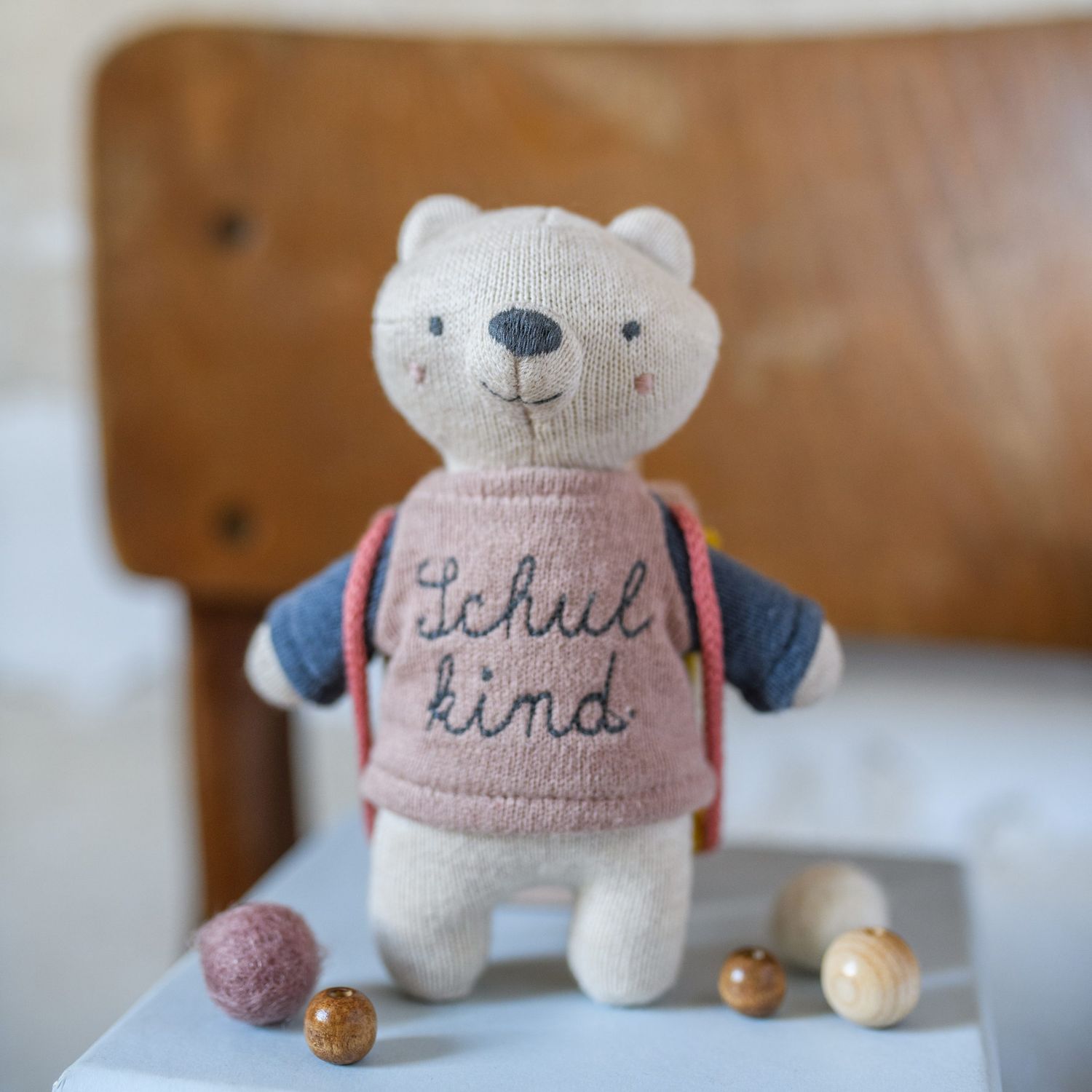 Schulkind mit Schulranzen und Shirt in rosa/blau