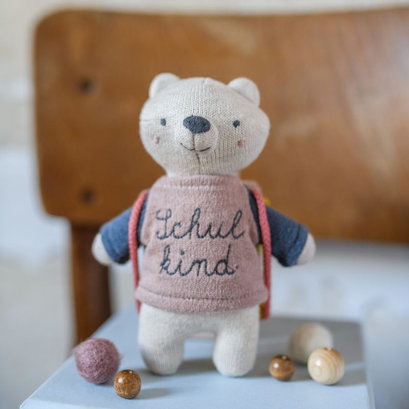 Schulkind mit Schulranzen und Shirt in rosa/blau