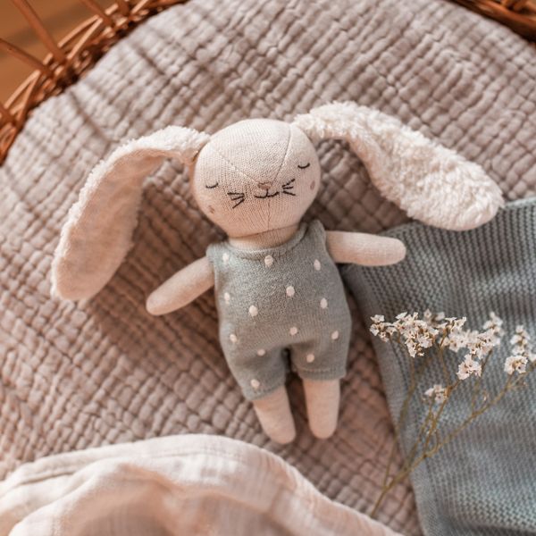 Babyrassel Hase mit Anzug, puderblau