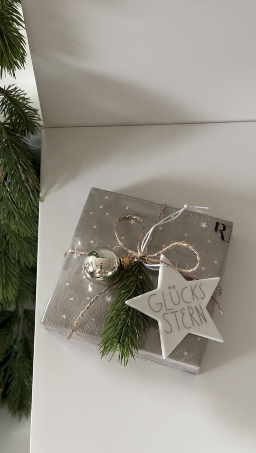 Servietten mit Anhänger und Deko