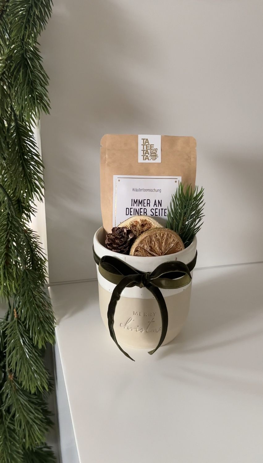 Becher mit Tee und Deko