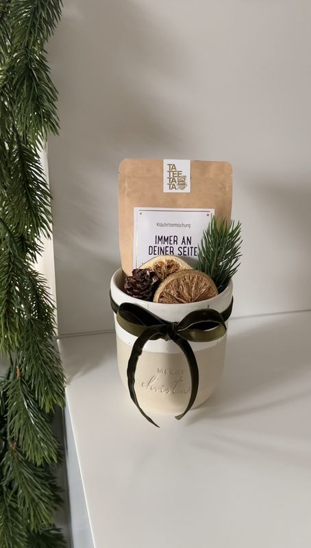 Becher mit Tee und Deko