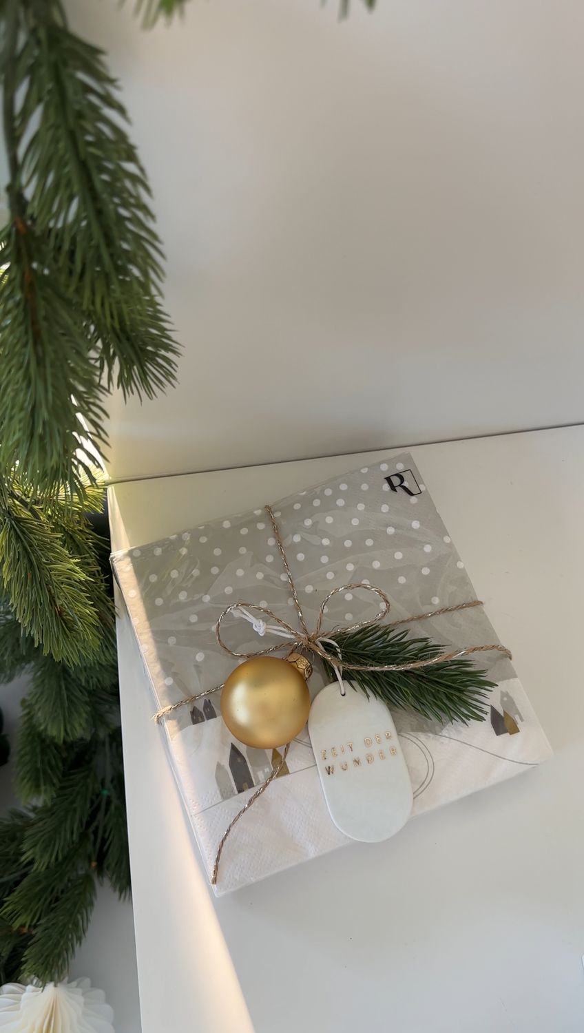 Servietten mit Anhänger und Deko