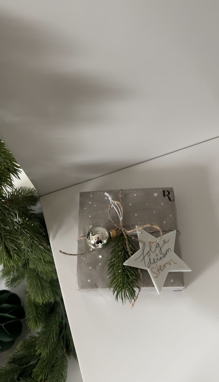 Servietten mit Anhänger und Deko