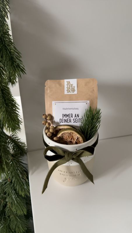 Becher mit Tee und Deko