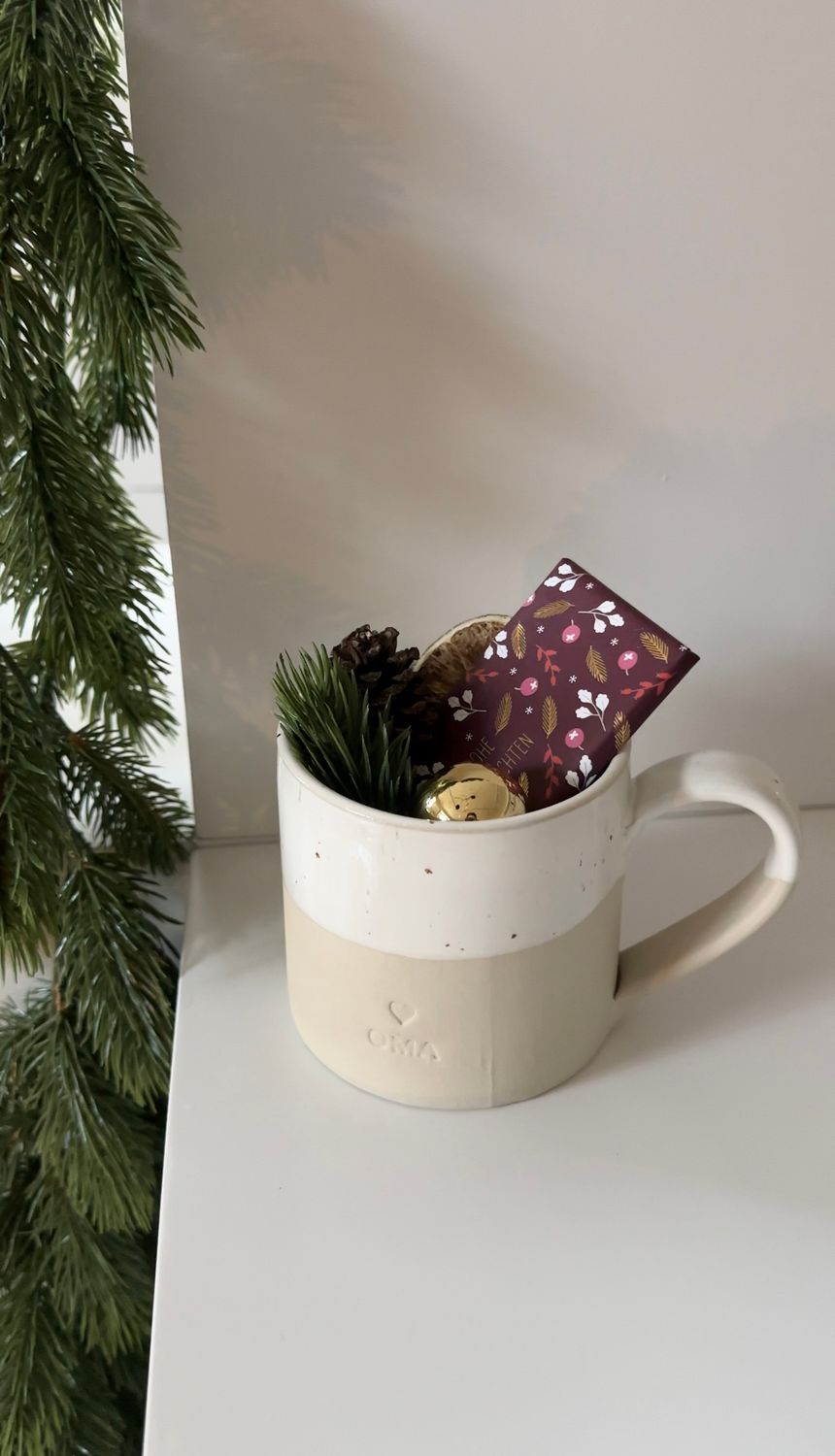 Große Tasse Oma mit Schokolade und Deko