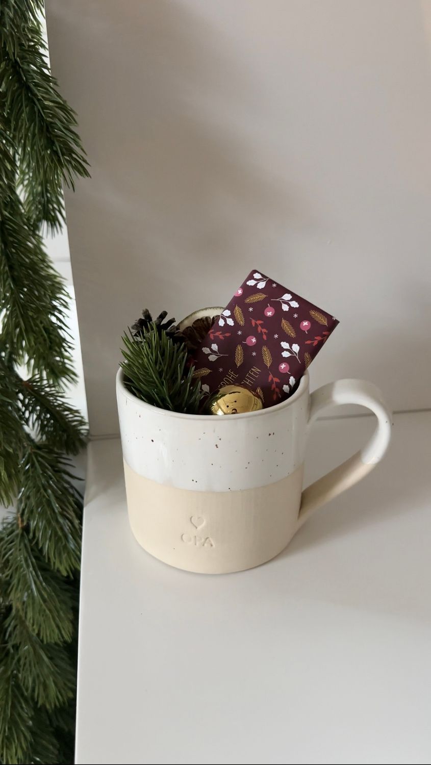 Große Tasse mit Schokolade und Deko