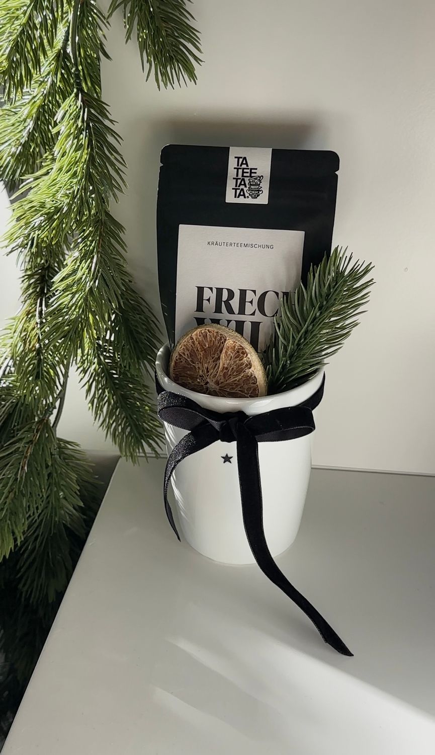 Becher mit Tee und Deko