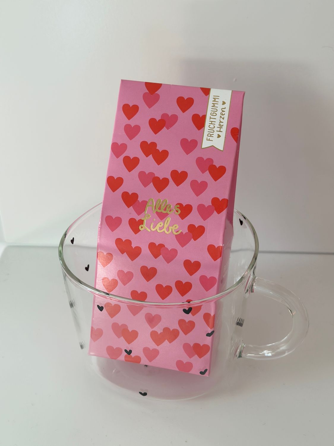 Glastasse mit Gummibärchen