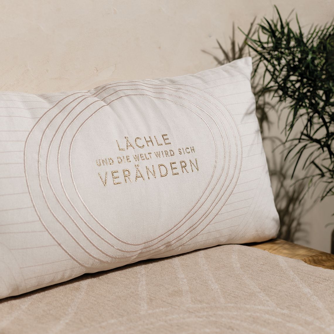 ZEN SPIRIT. KISSEN "LÄCHLE UND DIE WELT..."