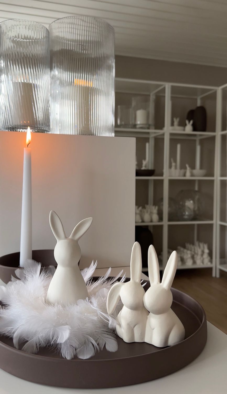 Tablett mit Federkranz und Häschen