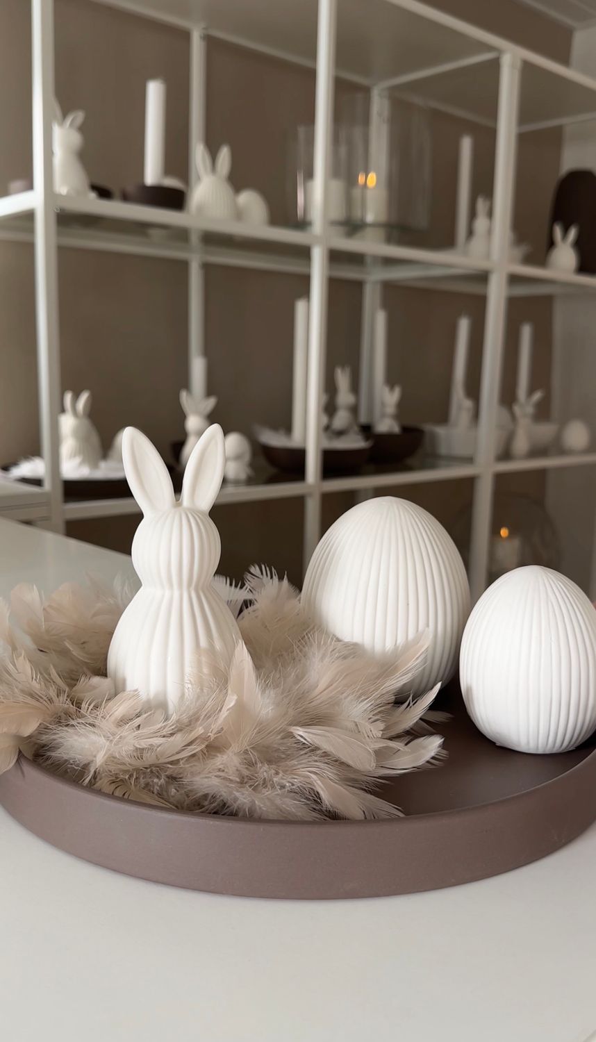 Tablett mit Federkranz, Hase und Eier