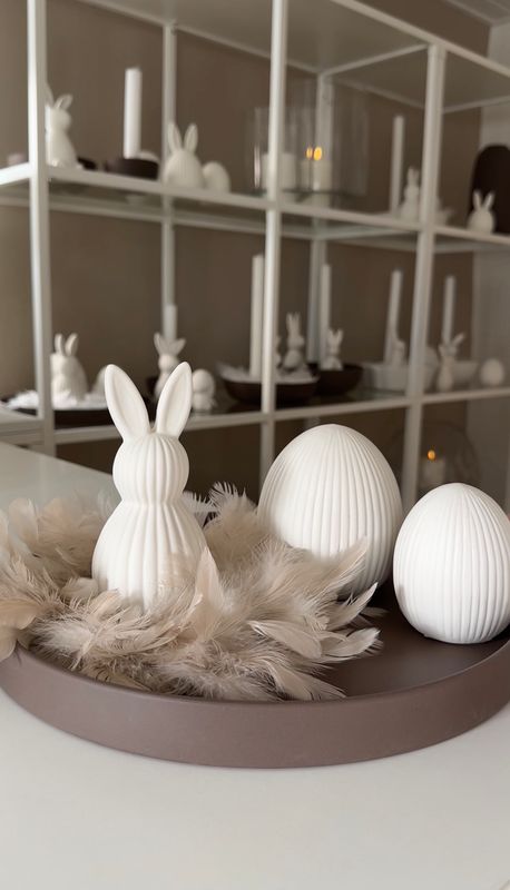 Tablett mit Federkranz, Hase und Eier