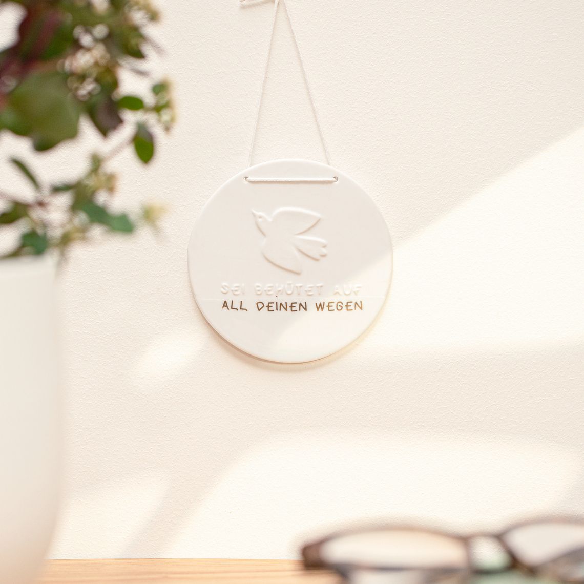 GLAUBENSFREUDE. PORZELLANSCHILD "TAUBE"