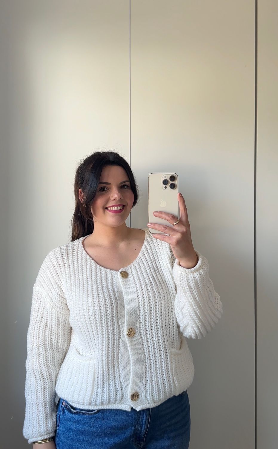 Strickjacke mit goldenen Knöpfen