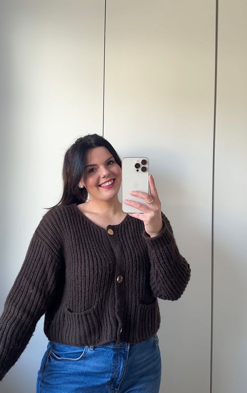 Strickjacke mit goldenen Knöpfen braun