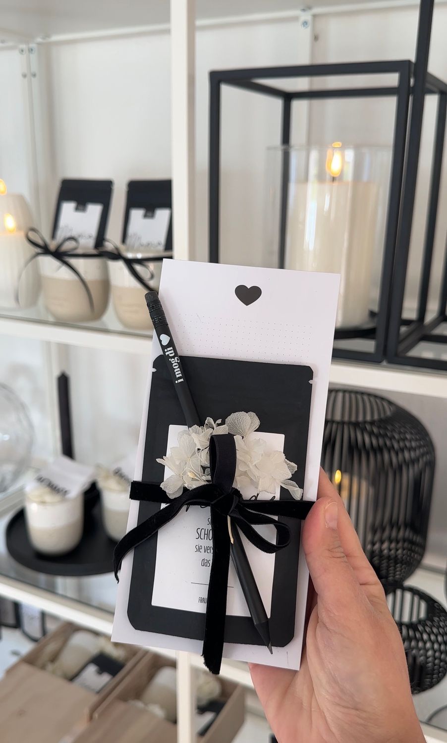 Block mit Bleistift und Schoki