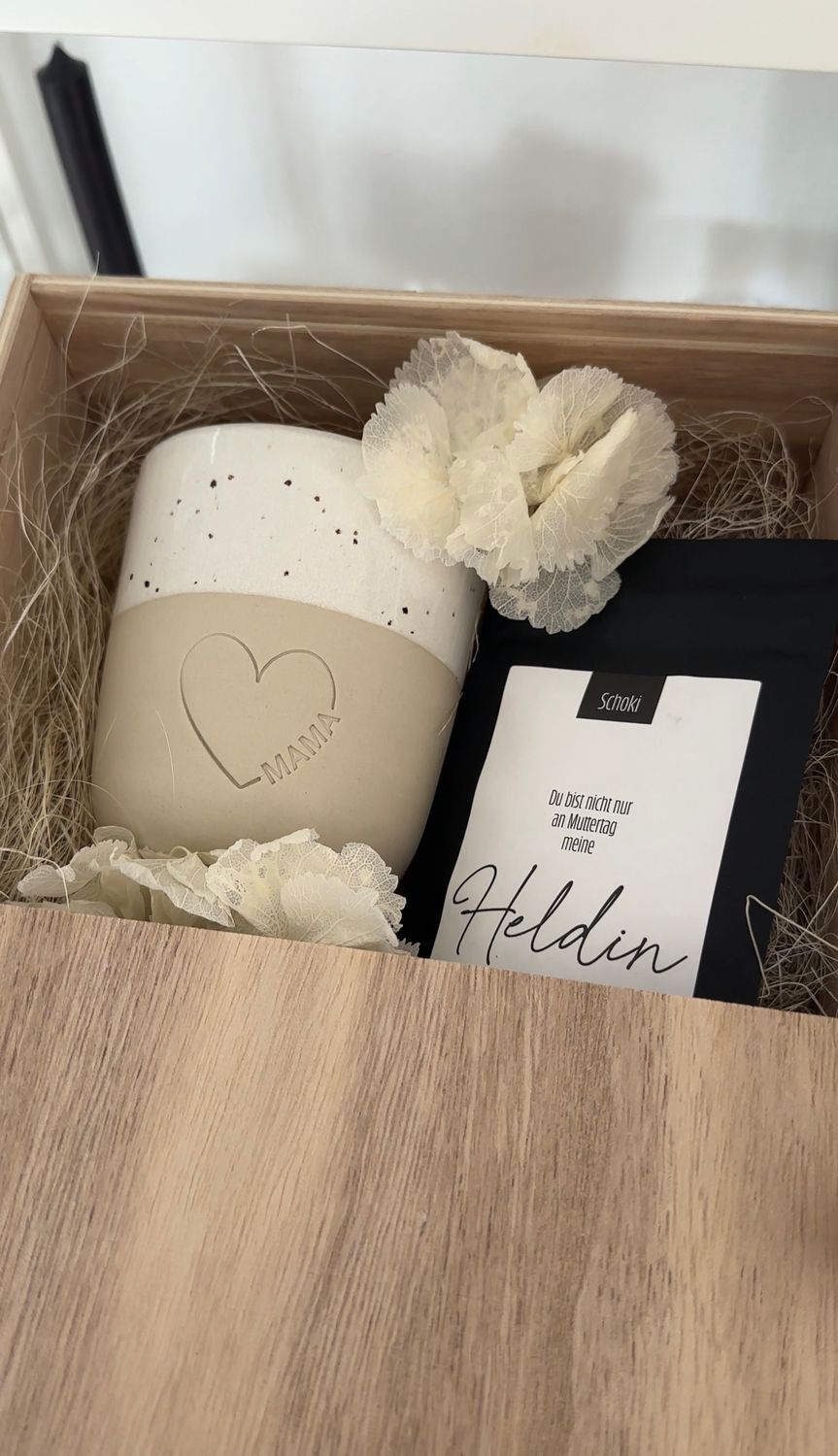 Geschenkbox mit Becher und Schoki
