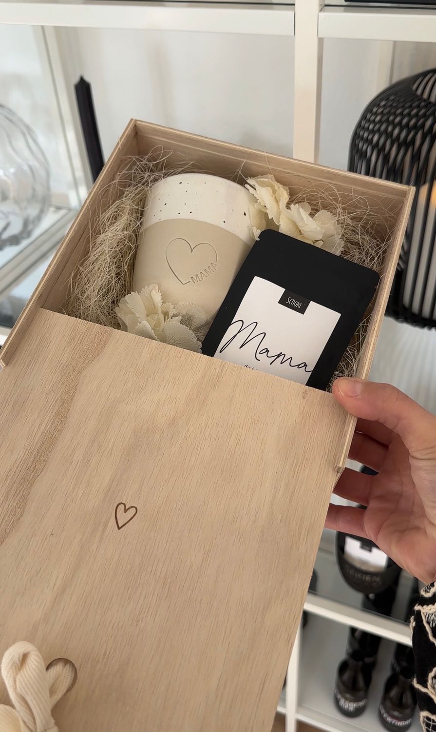 Geschenkbox mit Becher und Schoki