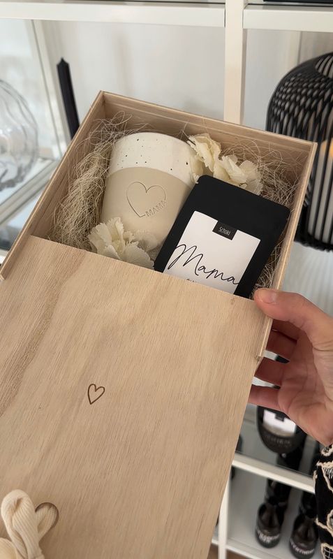 Geschenkbox mit Becher und Schoki