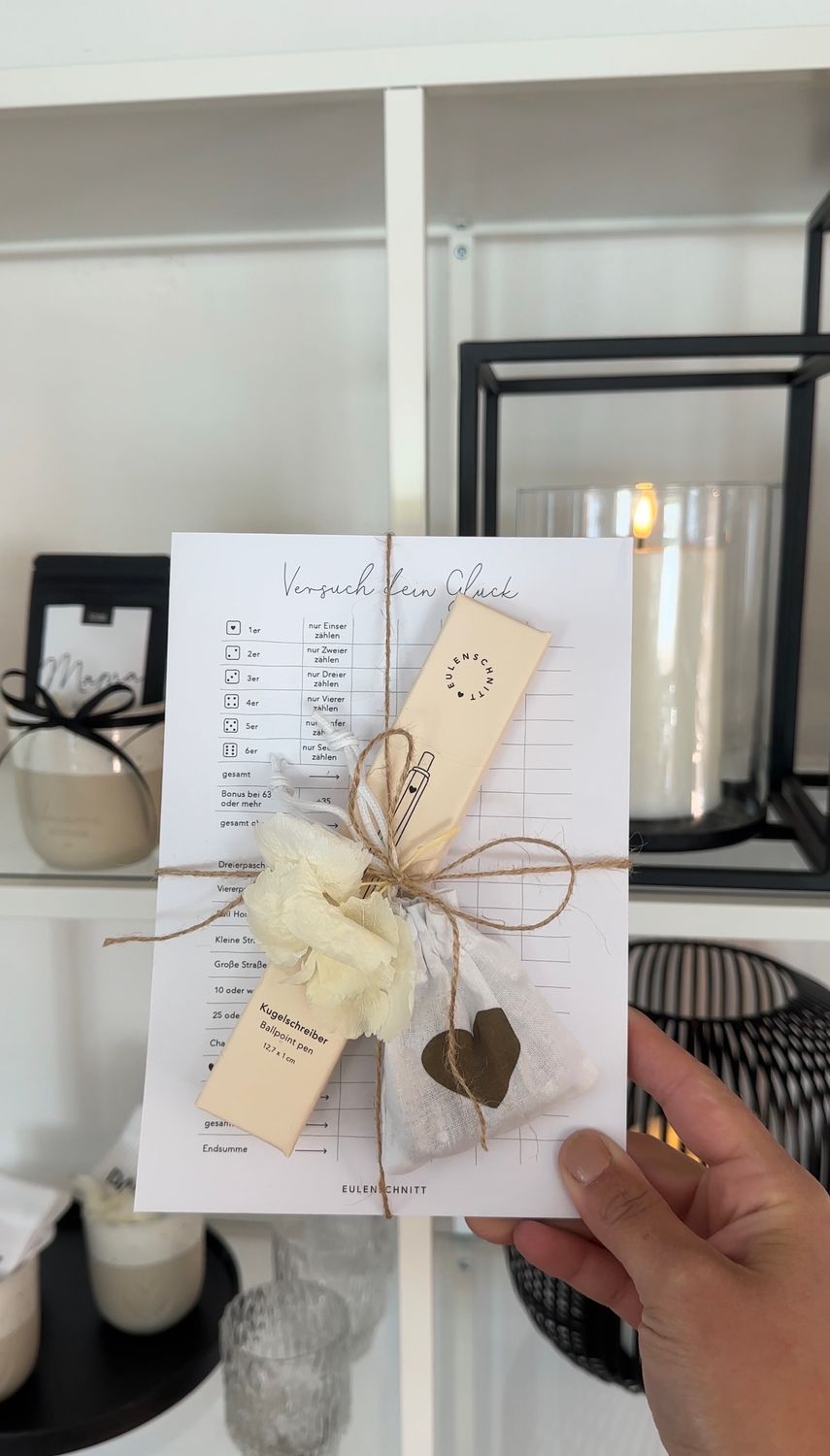 Kniffelblock mit Kugelschreiber und Würfel