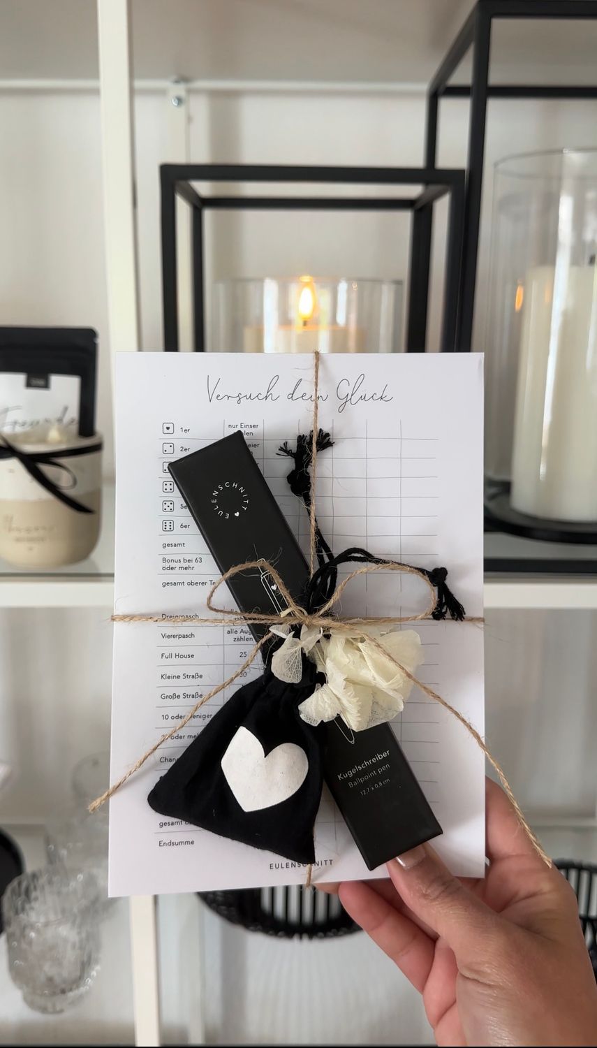 Kniffelblock mit Kugelschreiber und Würfel