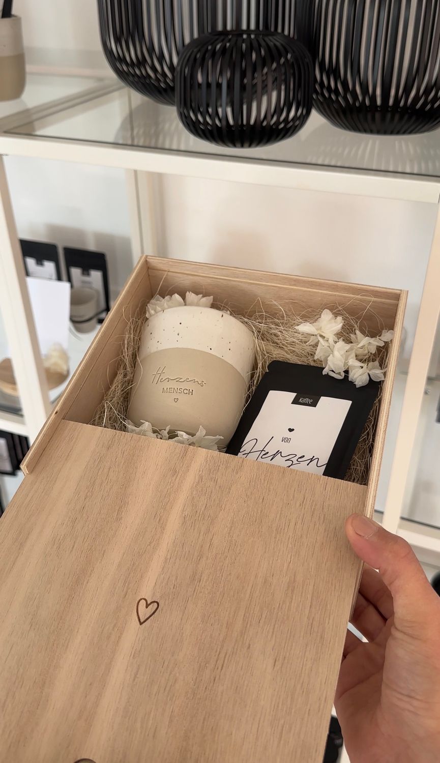 Box mit Becher und Kaffee