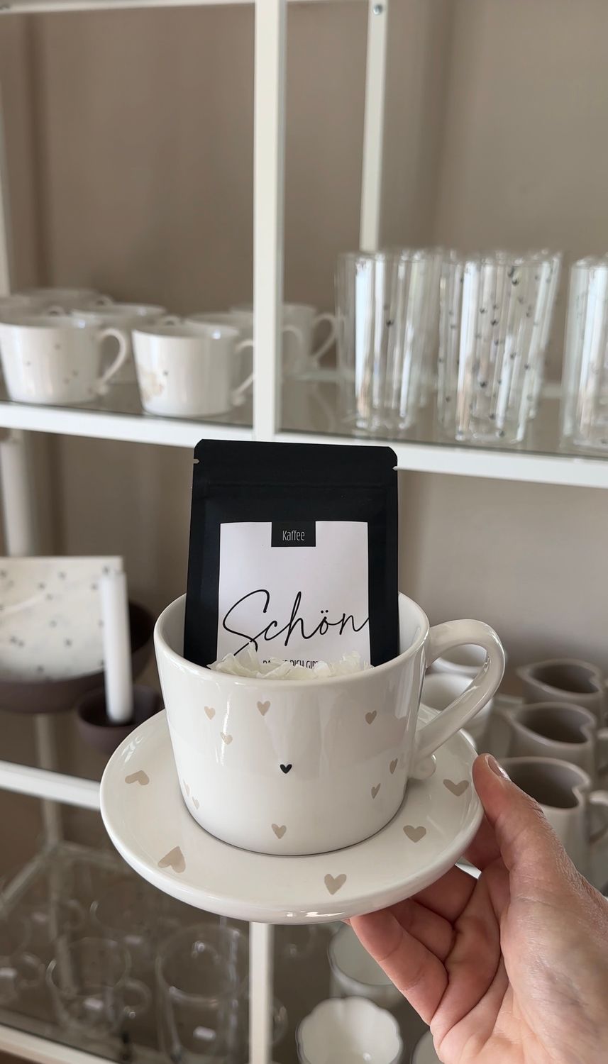 Tasse mit Unterteller und Schoki