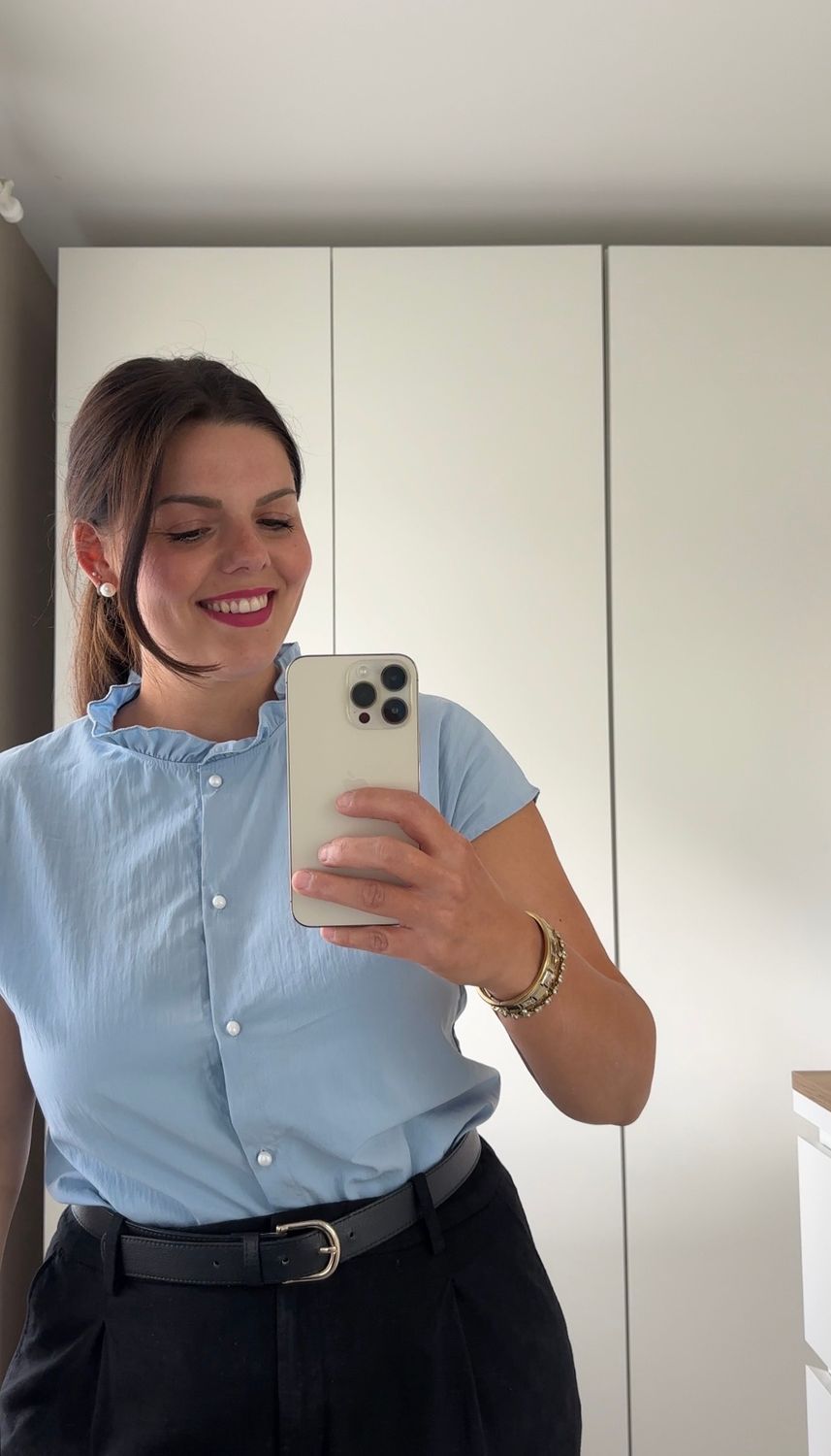 Bluse mit Rüschen blau