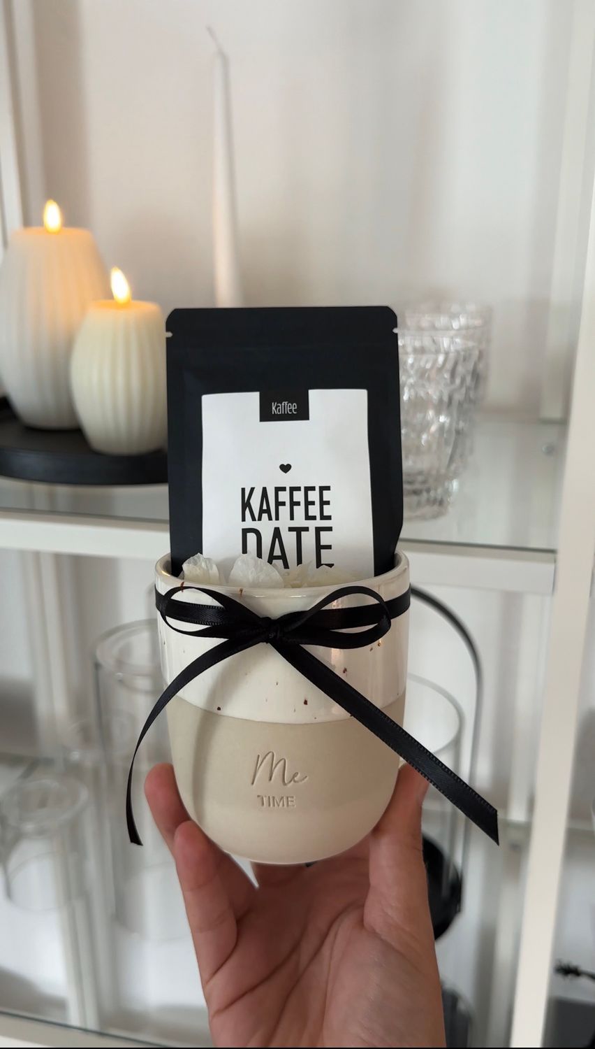 Becher Me Time mit Kaffee