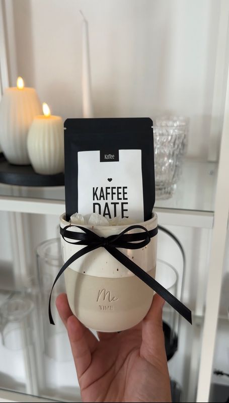 Becher Me Time mit Kaffee