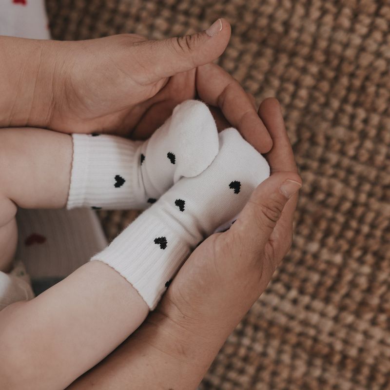 Babysocken Allover Herzen schwarz 16-18