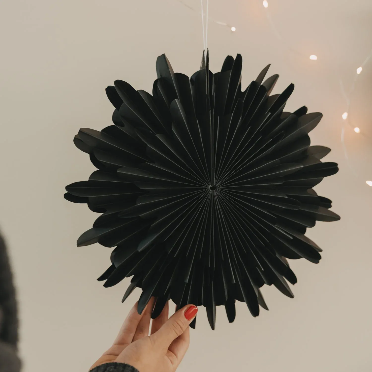 Papieranhänger Schneeflocke schwarz