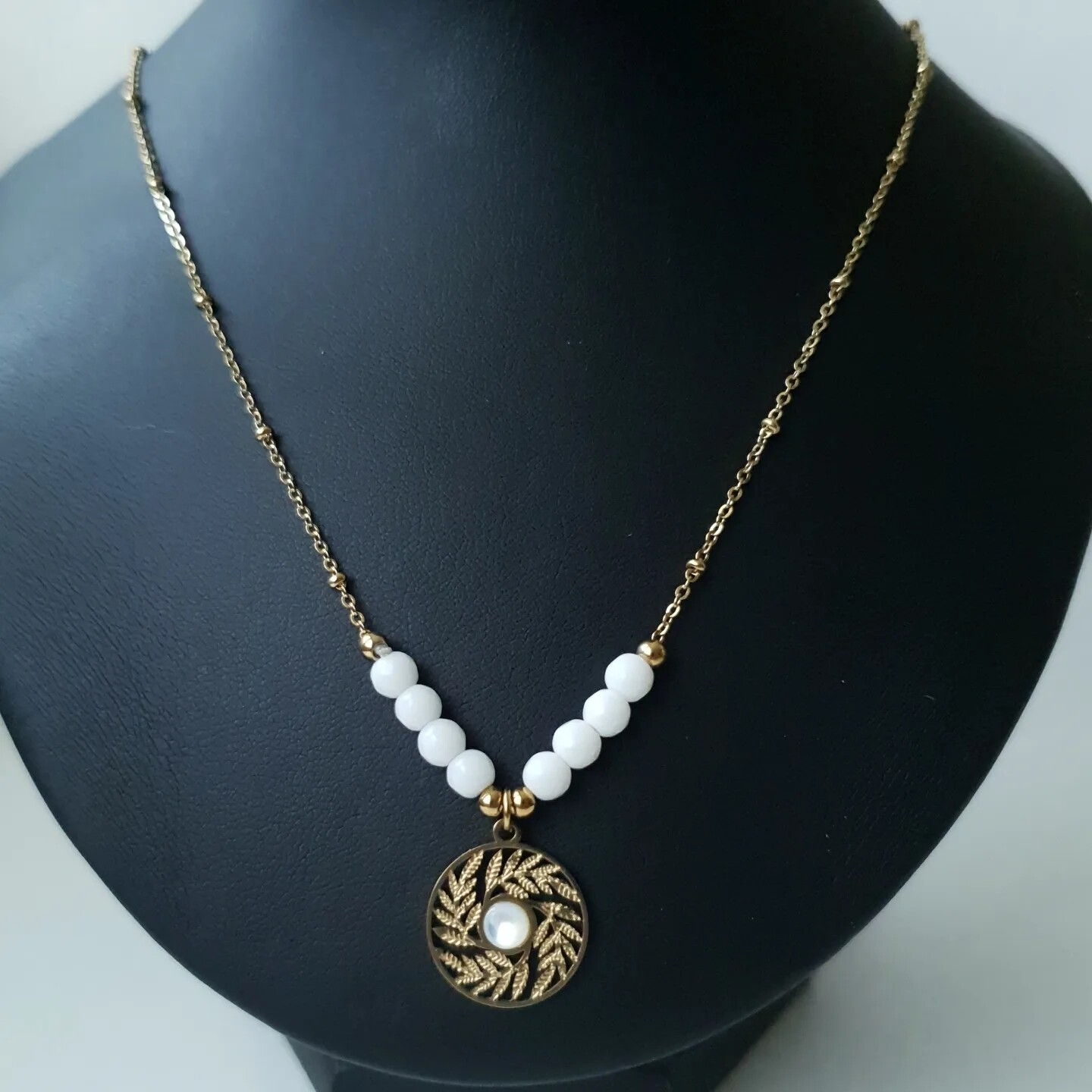 Collier bohème pendentif avec pierre blanche 