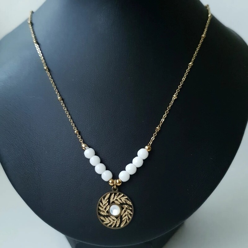 Collier bohème pendentif avec pierre blanche 