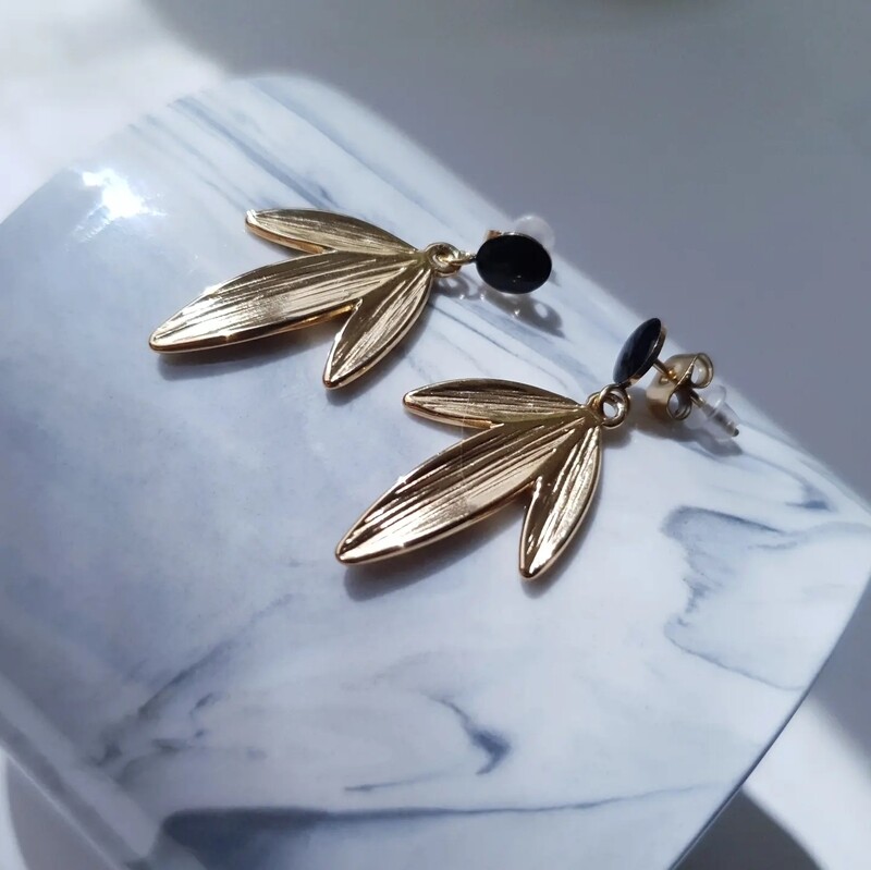 Boucles d'oreilles feuille pendante doré et noir