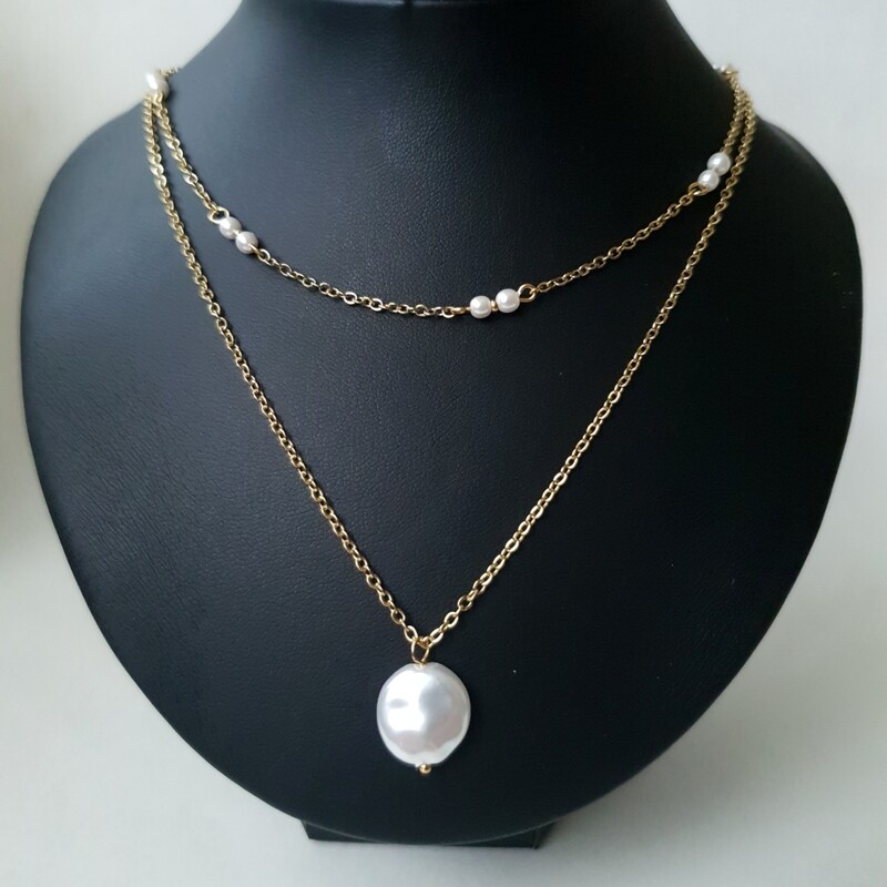 Collier doré avec pendentif pierre blanche 
