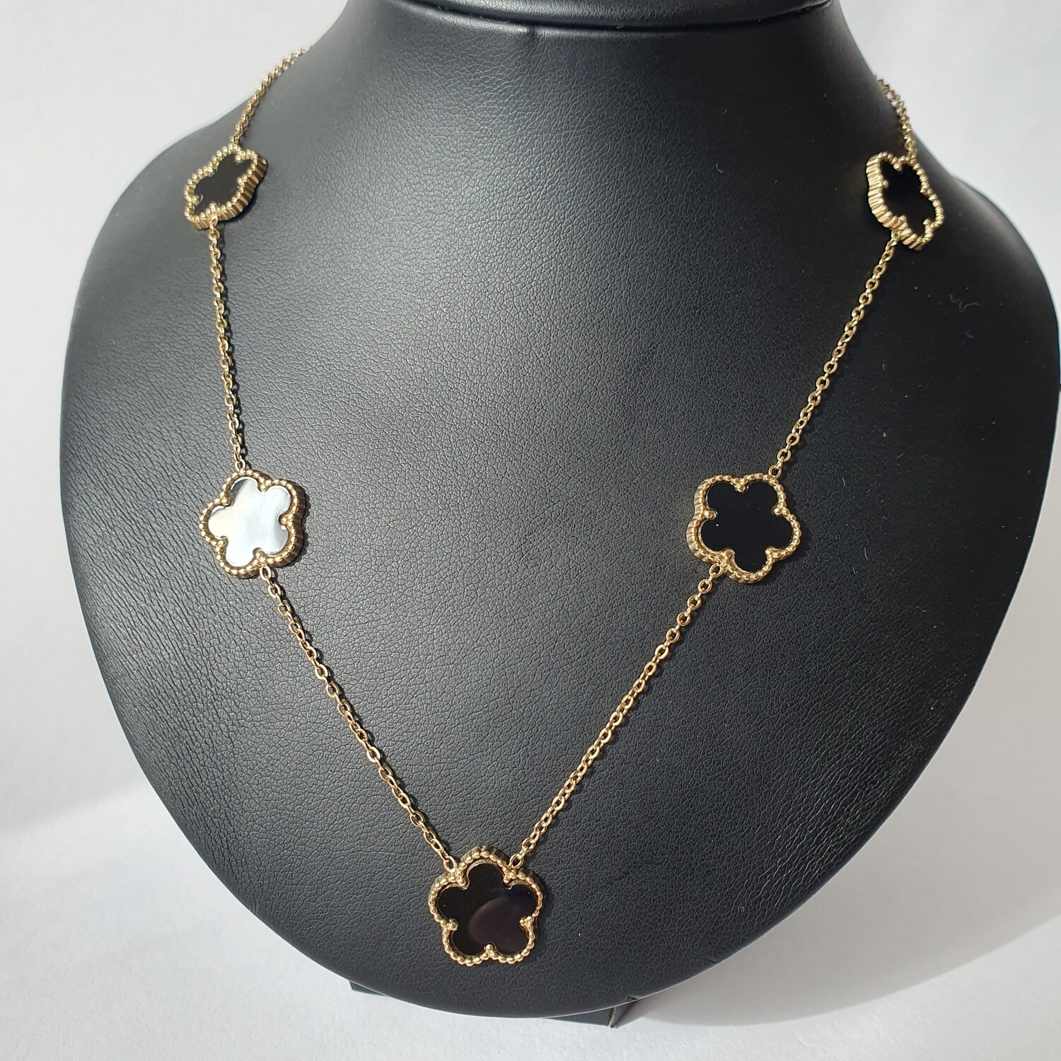 Collier 5 fleurs noires