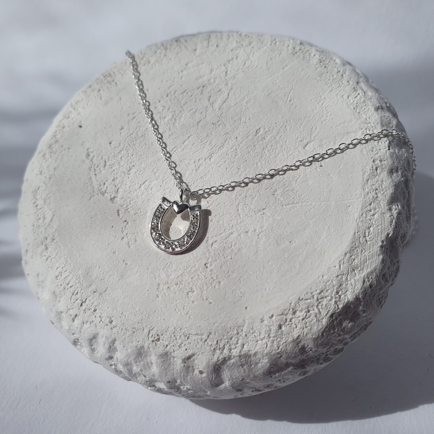 Collier fer à cheval + boucles d'oreilles offerte 