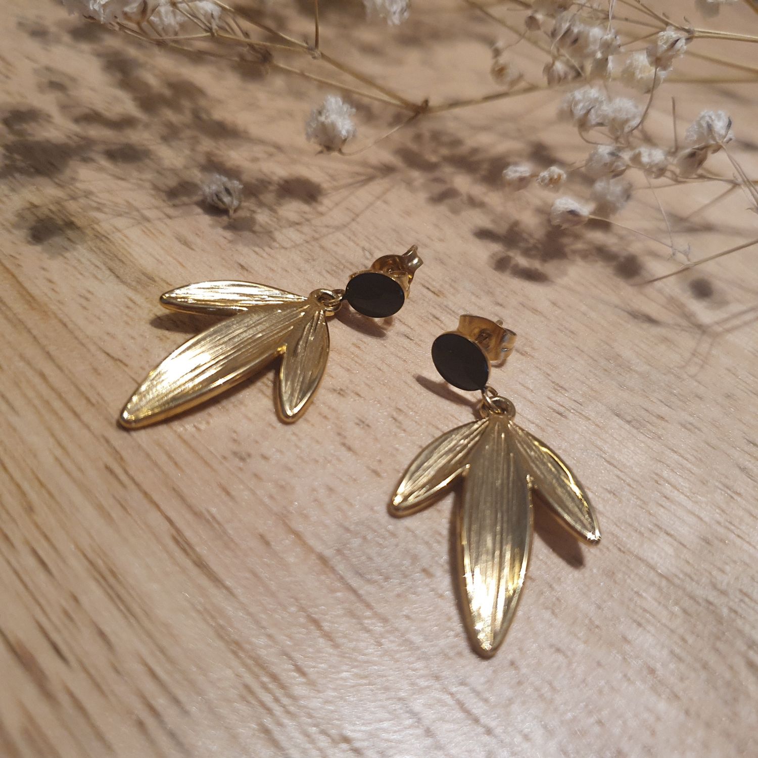 Boucles d'oreilles feuille pendante doré et noir