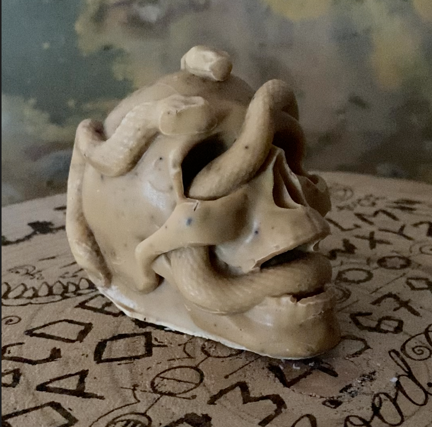 Totenkopf mit Schlange