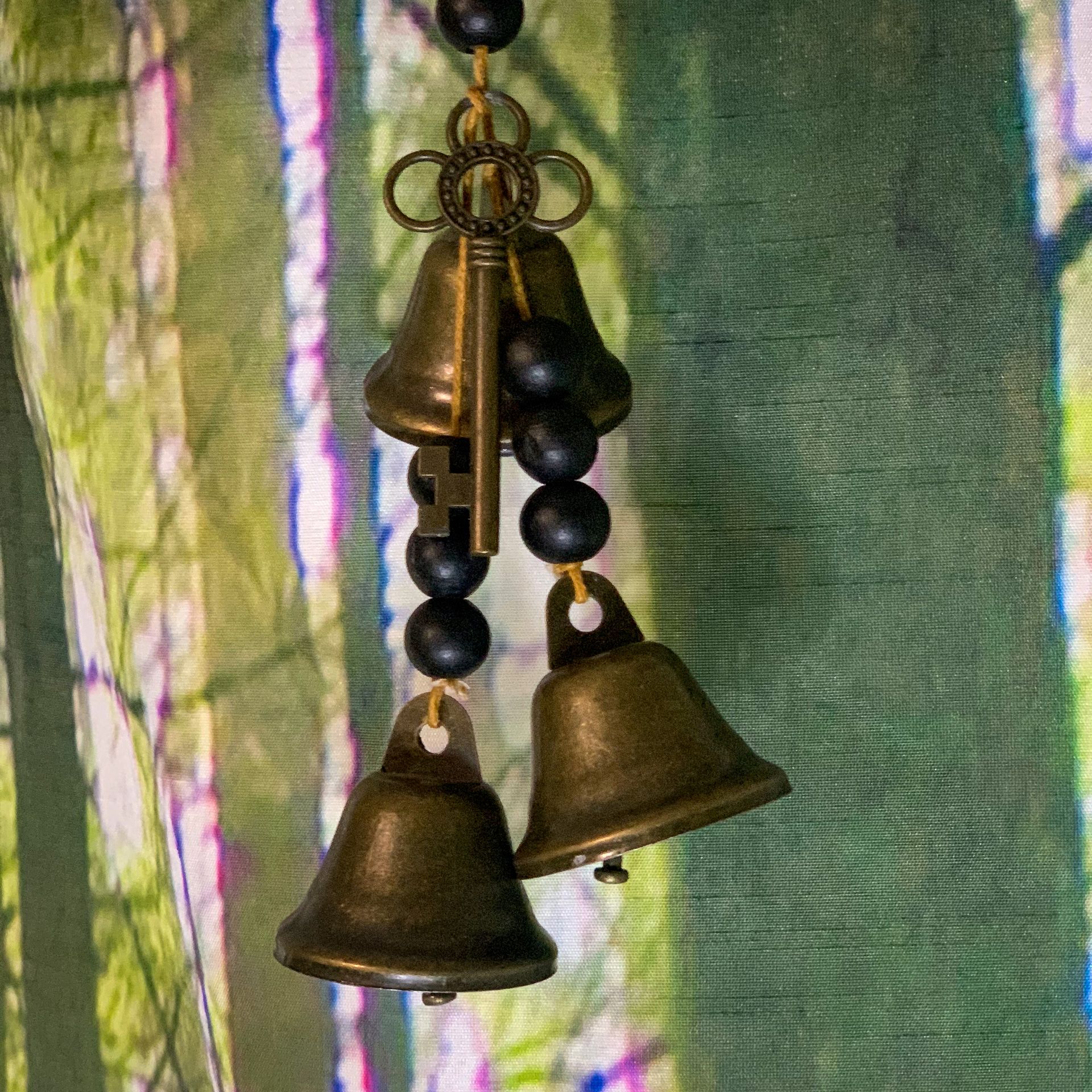 Hexenglöckchen mit schwarzen Perlen und Schlüssel