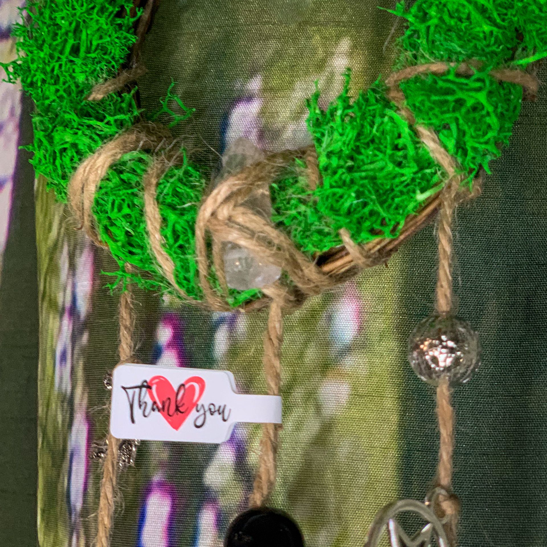 Hexenglöckchen mit Bergkristall und Moos