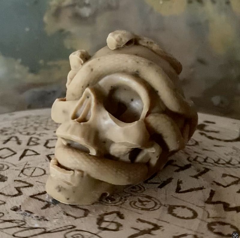 Totenkopf mit Schlange Naturseife Totenkopf mit Schlange Naturseife