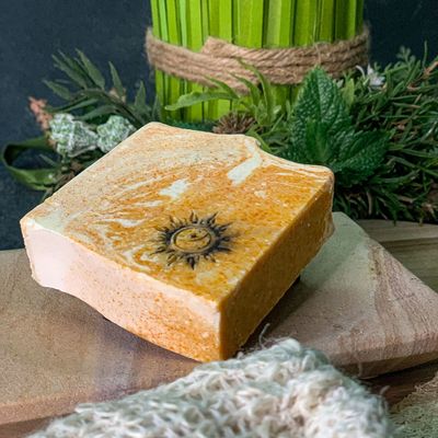 Lichterfest Soleseife – sonnenkraftvolle Pflege mit Johanniskraut und Mandarine Lichterfest Soleseife – sonnenkraftvolle Pflege mit Johanniskraut und Mandarine