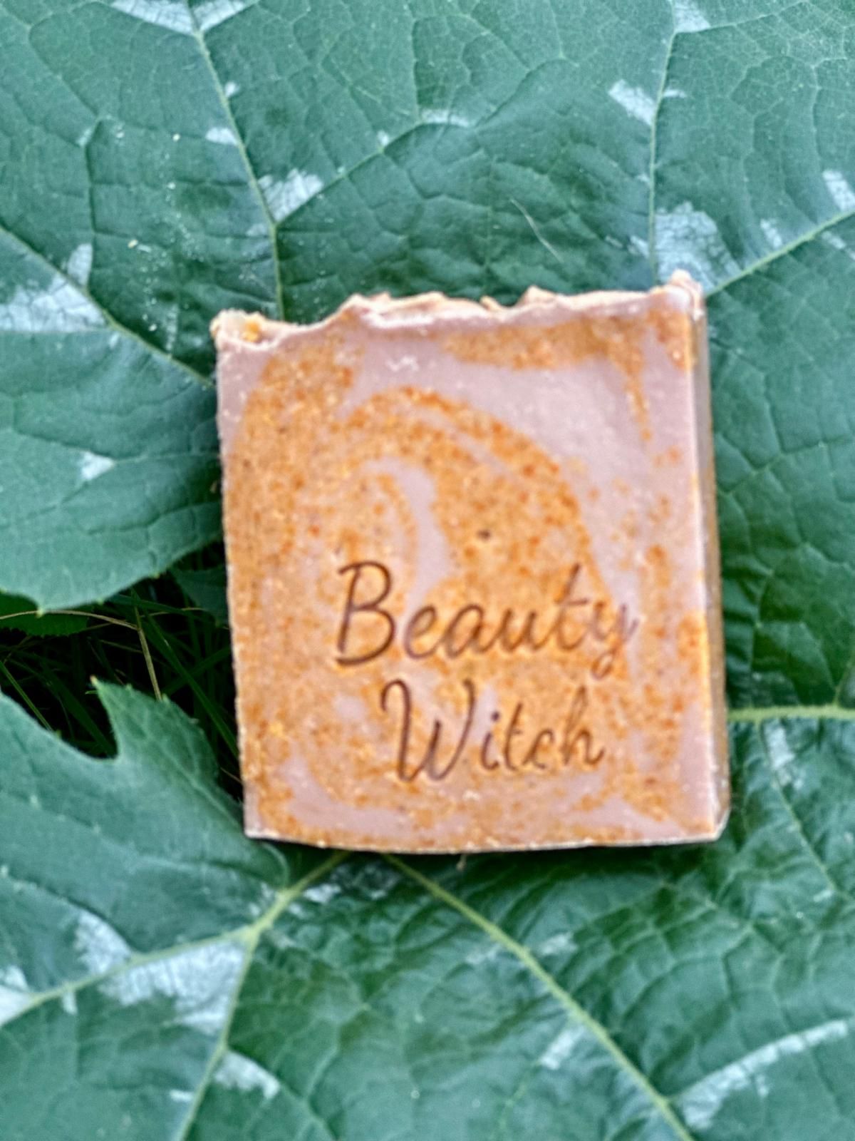 Handgesiedete Herbsthexe Pumpkin Spice Naturseife mit Kürbis, Kurkuma und Zimt