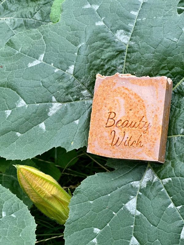 Handgesiedete Herbsthexe Pumpkin Spice Naturseife mit Kürbis, Kurkuma und Zimt