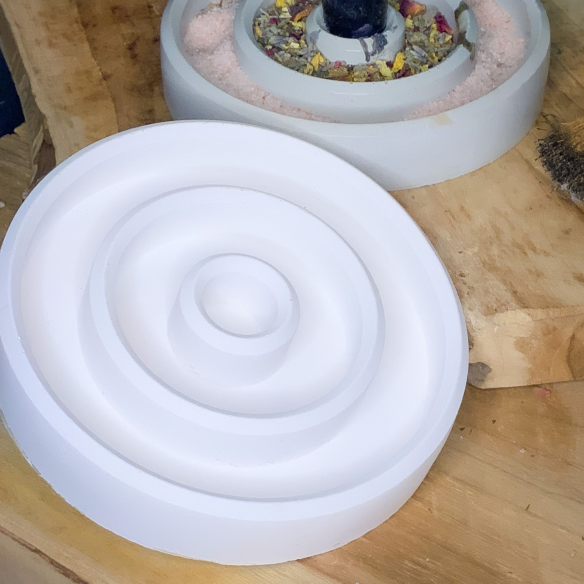 Ritualkerzenhalter mit Rillen für Salz, Kräuter und Kristalle