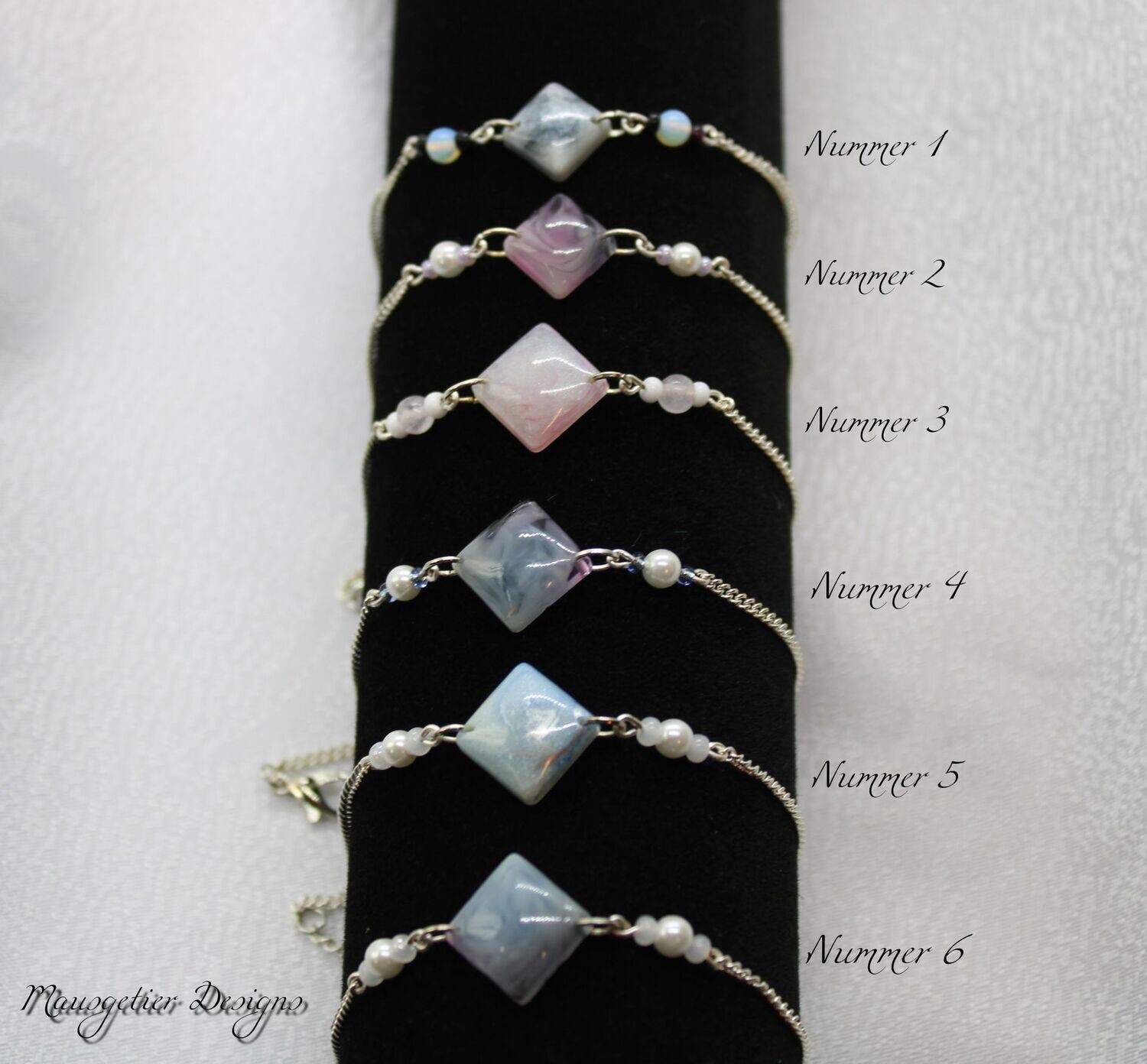 Armbänder mit handgegossenen Epoxidharz Steinen