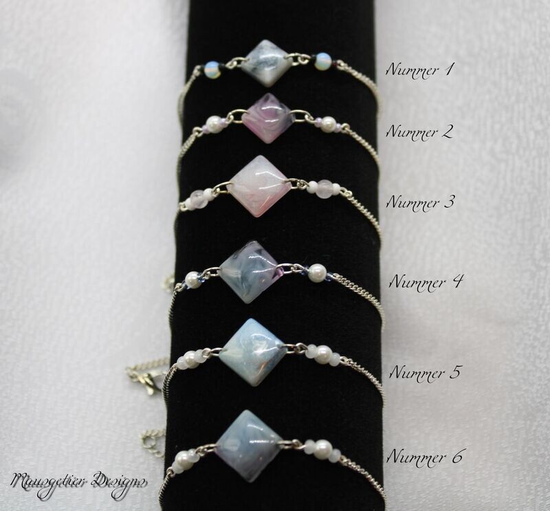 Armbänder mit handgegossenen Epoxidharz Steinen